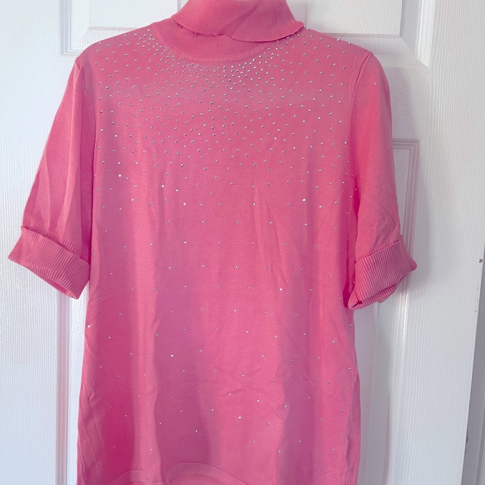 Women’s pink shirt sleeve turtleneck.